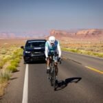 Thomas Mauerhofer bei einem Ultracycling-Rennen auf einer einsamen Wüstenstraße in den USA