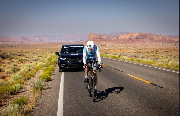 Thomas Mauerhofer bei einem Ultracycling-Rennen auf einer einsamen Wüstenstraße in den USA