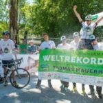 Thomas Mauerhofer jubelt nach seinem Höhenmeter-Weltrekord 2017, umringt von seinem Team