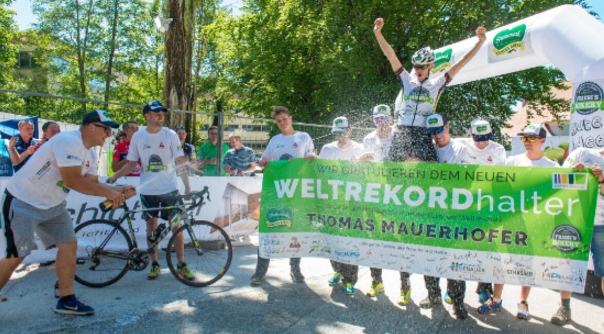 Thomas Mauerhofer jubelt nach seinem Höhenmeter-Weltrekord 2017, umringt von seinem Team